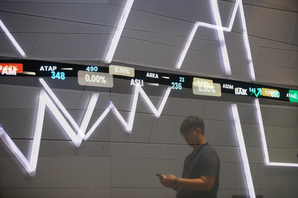 Bisnis/Himawan L. Nugraha
IHSG DITUTUP MENGUAT
Pegawai beraktivitas di dekat papan informasi data saham di kantor BEI, Jakarta, Selasa (7/7/2026). Indeks Harga Saham Gabungan (IHSG) ditutup menguat 1,19% atau naik 70,43 poin ke level 5.986,50 pada akhir perdagangan.