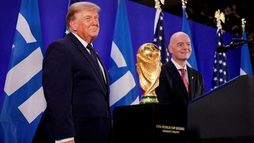 Sorakan Mengejutkan Sambut Trump dan Presiden FIFA Bawa Trofi Piala Dunia 2026 di MetLife