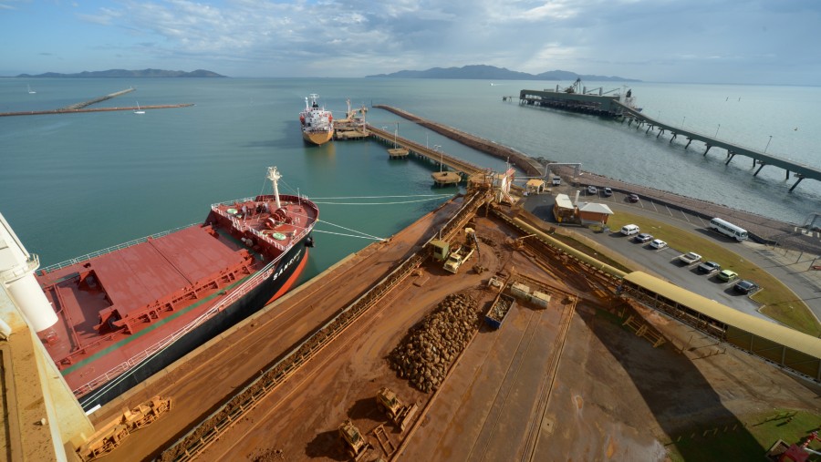 Bijih nikel diangkut melalui sabuk konveyor saat dibongkar dari kapal pengangkut curah Sansho./Bloomberg-Carla Gottgens