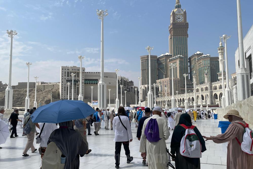Suasana sekitar Masjidilharam, Makkah, Arab Saudi pada Jumat (8/5/2026). Cuaca Makkah diperkirakan ada di kisaran 40 derajat celcius, sehingga jemaah haji harus mengantisipasi perbedaan cuaca dengan Indonesia dan menjaga kesehatan. / Bisnis-Wibi Pangestu Pratama