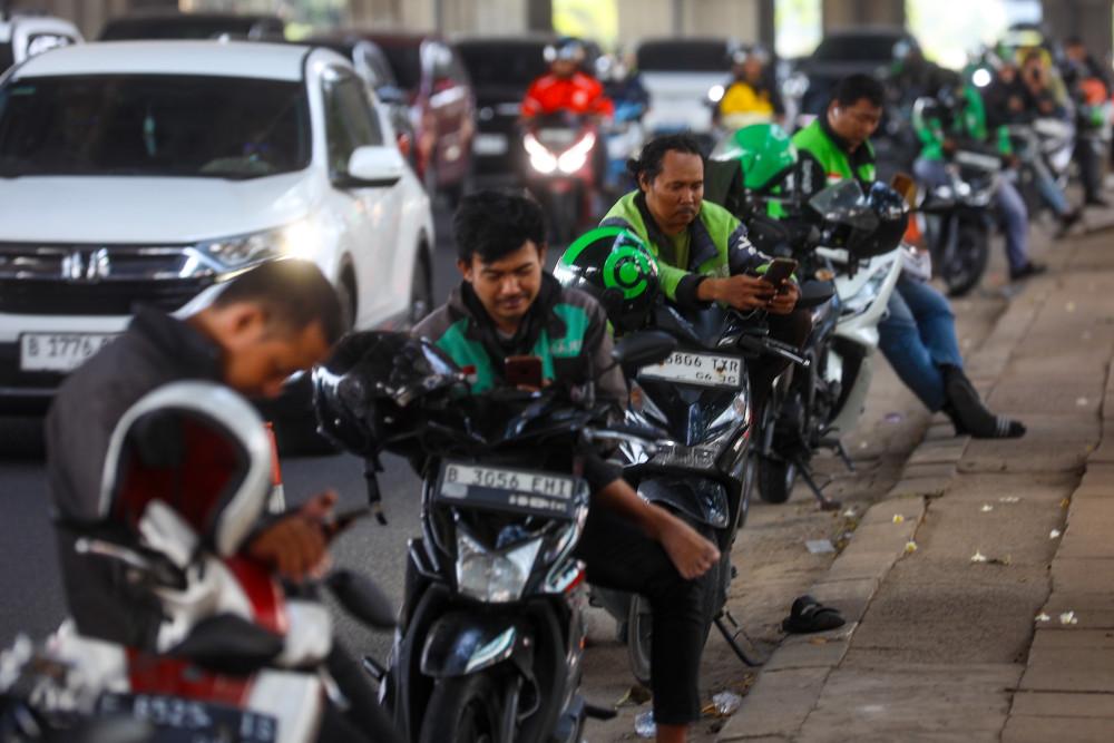 Pengemudi ojek online menunggu penumpang di Jakarta, Minggu (5/7/2026). Bisnis/Abdurachman