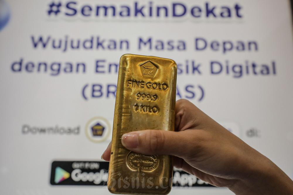 Karyawati memperlihatkan logam mulia Antam di Jakarta, Selasa (17/6/2025). Bisnis/Arief Hermawan P