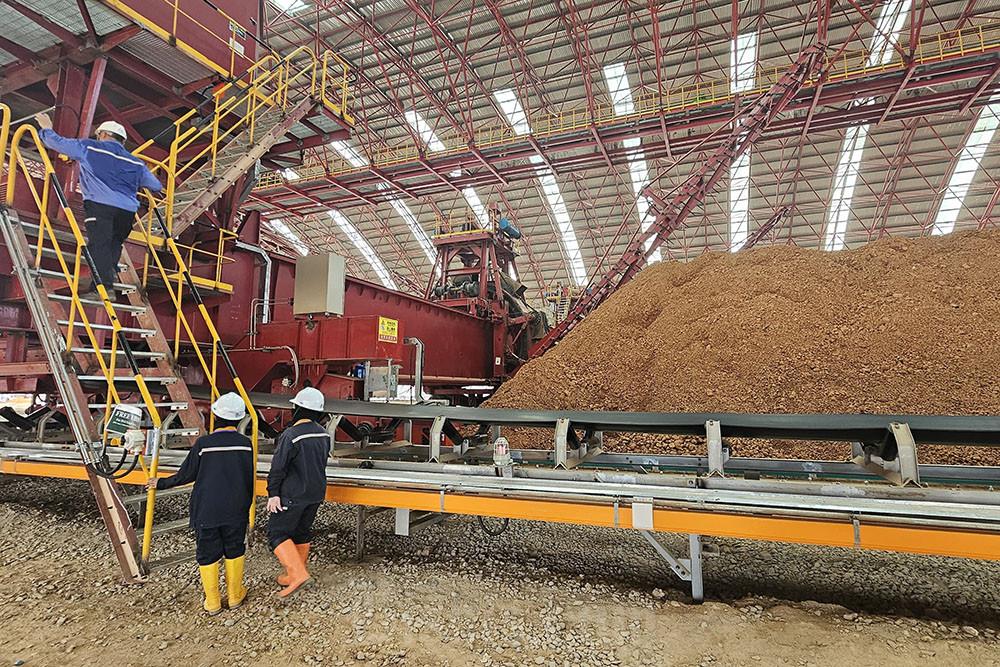 Pekerja melakukan pengawasan tumpukan bauksit yang siap diolah di gudang (stockyard) bauksit milik PT Borneo Alumina Indonesia (BAI). Bisnis