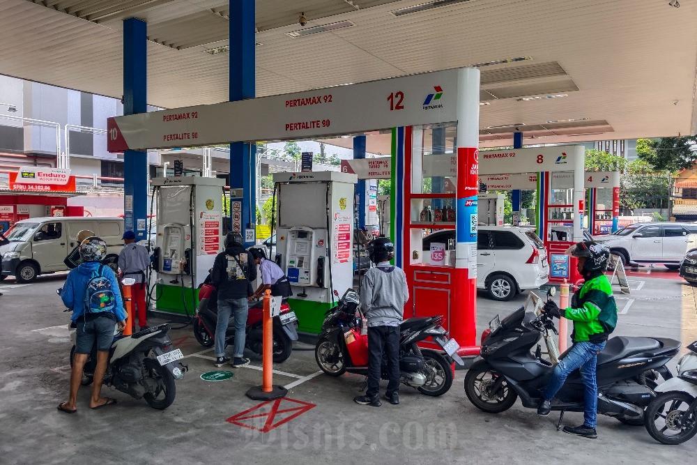 Sejumlah kendaraan antre untuk melakukan pengisian BBM disalah satu Stasiun Pengisian Bahan Bakar Umum (SPBU) di Jakarta, Selasa (22/7/2025)./Bisnis-Eusebio Chrysnamurti