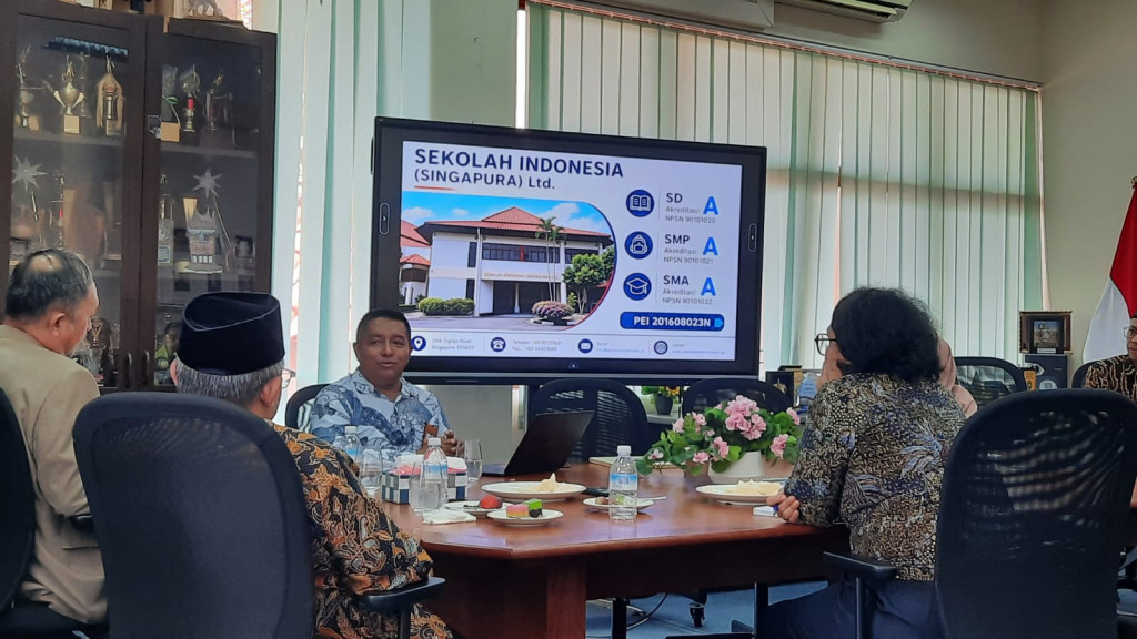 Suasana kunjungan Mendikdasmen ke Sekolah Indonesia Singapura. Foto: Medcom/Citra Larasati
