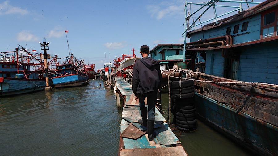 Sejumlah kapal nelayan bersandar di Pelabuhan Muara Angke, Jakarta, Selasa (3/2/2026). (Bloomberg Technoz/Andrean Kristianto)