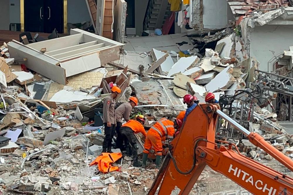 Tim SAR Gabungan mengevakuasi jasad korban dari bawah reruntuhan bangunan rumah yang meledak pada Senin sore di komplek perumahan elit Grand Polonia Medan, Selasa (21/7/2026). - Dok. Istimewa