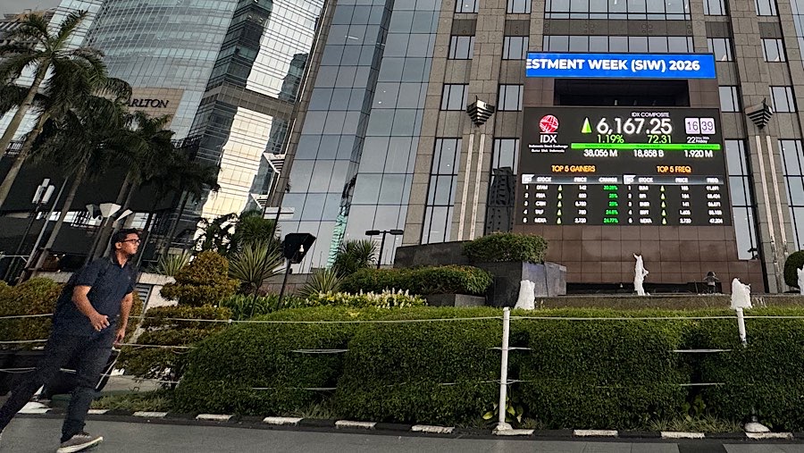 Karyawan di depan layar pergerakan harga saham (IHSG) di Bursa Efek Indonesia (BEI), Jumat (22/5/2026). (Bloomberg Technoz/Andrean Kristianto)