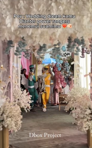 Momen akad nikah unik di Tasikmalaya viral setelah pengantin wanita diarak dua kakaknya yang berkostum Power Rangers demi menepati janji masa kecil. Foto: Dok. TikTok @dbox.project .