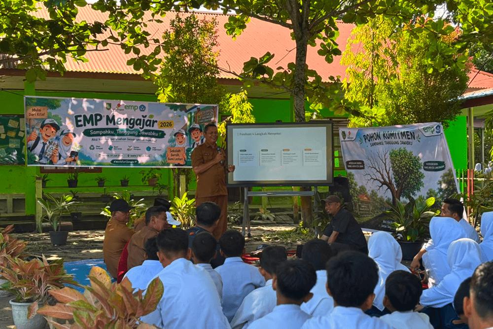 PT EMP Energi Gandewa menggelar program EMP Mengajar di SMPN 2 Tanah Putih, Rokan Hilir (21/7/2026) tentang pemilahan dan daur ulang sampah anorganik menjadi ecibrick.