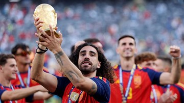 Cucurella bersama trofi Piala Dunia (Foto: Getty Images/Carl Recine)