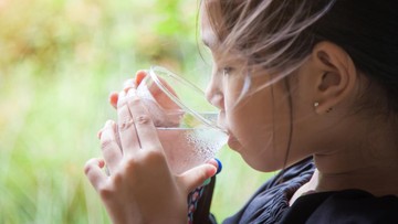 Ilustrasi anak minum es (Foto: Getty Images/beerphotographer)
