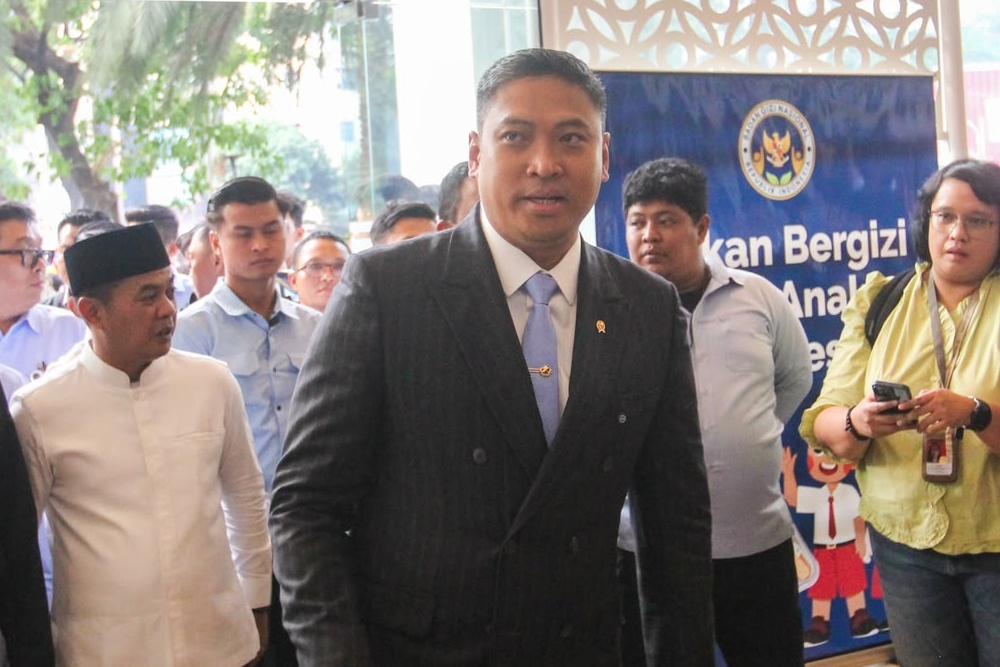 Kepala Badan Gizi Nasional (BGN) Sudaryono (tengah) berjalan masuk kantor Badan Gizi Nasional (BGN) di Jakarta, Rabu (22/7/2026)./Bisnis-Robby Fathan