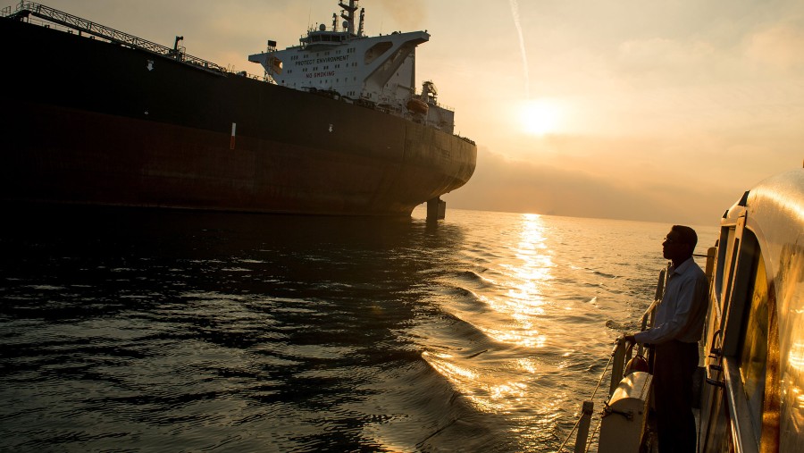 Sebuah kapal tanker minyak bersiap untuk mengangkut minyak mentah ke pasar ekspor di Bandar Abbas, Iran pada 2018./Bloomberg-Ali Mohammad