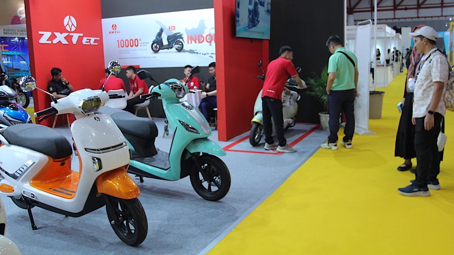 Pengunjung melihat motor listrik dalam ajang PEVS 2025 di JIExpo Kemayoran, Selasa (29/4/2025). (Bloomberg Technoz/Andrean Kristianto)