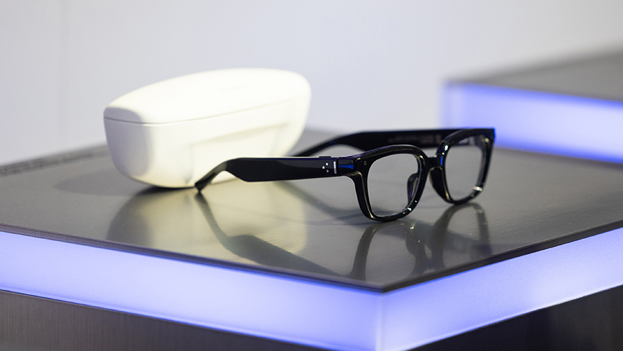 Samsung rilis pembaruan kacamata pintar terbaru di 2026, bertajuk Intelligent Eyewear. Dok. Chris Ratcliffe/Bloomberg