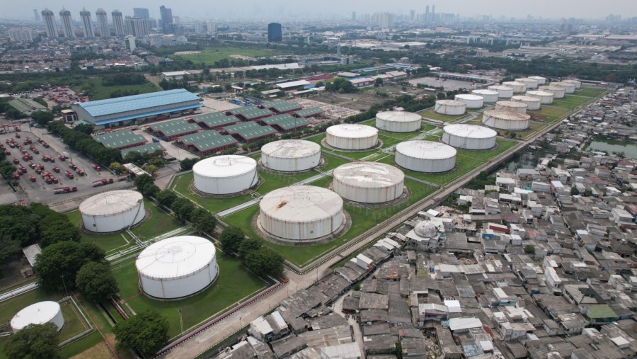 Tangki penyimpanan bahan bakar di fasilitas PT Pertamina di Pelabuhan Tanjung Priok di Jakarta, Indonesia.(Dimas Ardian/Bloomberg)