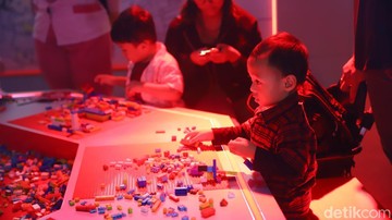 Bermain lego. Foto: Andhika Prasetia/DetikFoto