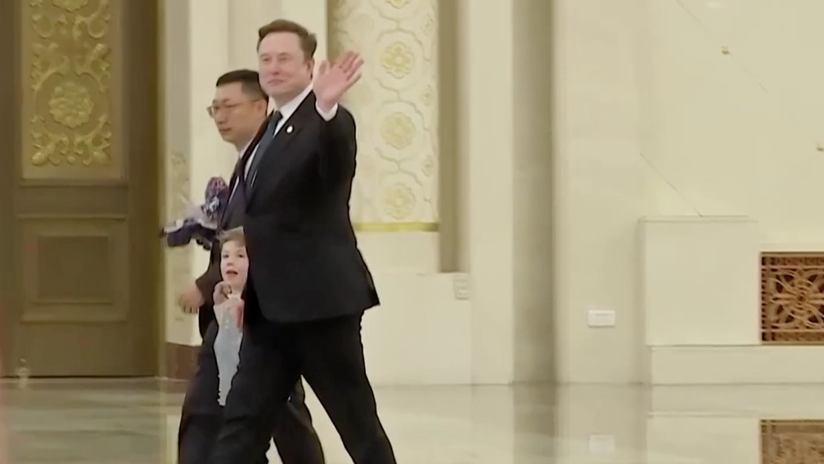 Foto: Putra miliarder teknologi Elon Musk yang berusia enam tahun, XÆA-Xii, mencuri perhatian dalam pertemuan bisnis tingkat tinggi di Beijing, China. (Tangkapan Layar Video Reuters/)