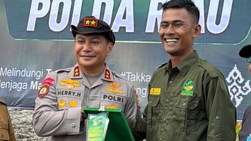Apresiasi Lingkungan: Kapolda Riau Diganjar Penghargaan Atas Penyelamatan Mangrove