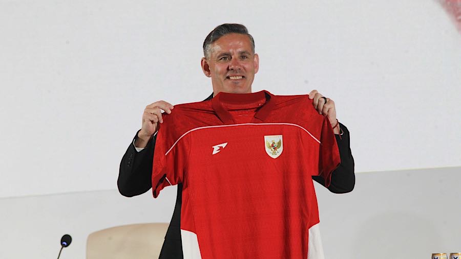 Pelatih Timnas Indonesia, John Herdman menunjukkan jersey bertuliskan namanya di Jakarta, Selasa (13/1/2026). (Bloomberg Technoz/Andrean Kristianto)